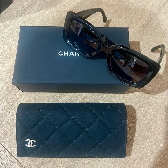 CHANEL Navy Sunglasses with Quilted Black Case CHANEL | Accessories | Vtg Chanel Quilted Cc Sunglasses W  main image 4